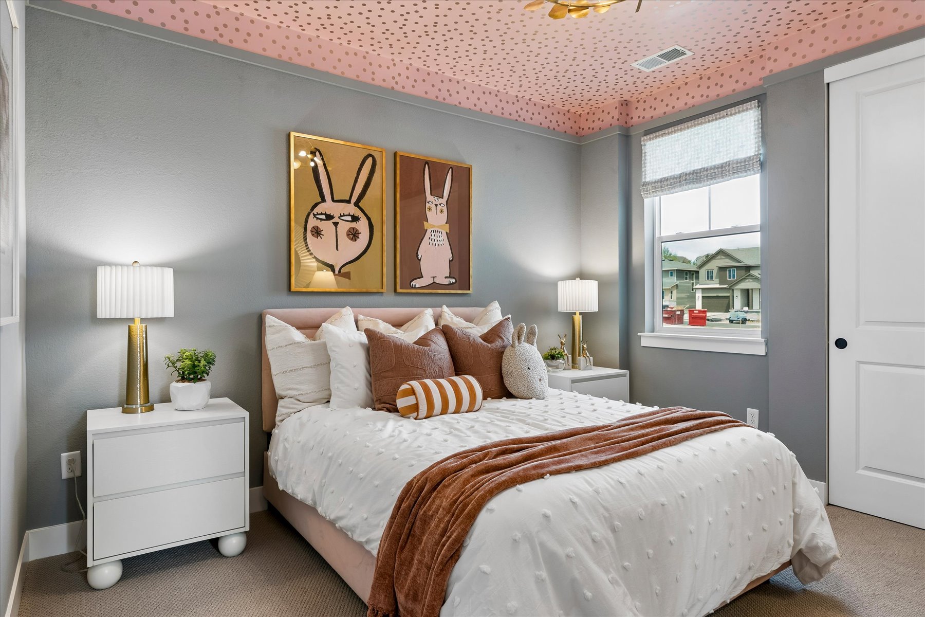 A bedroom with a large bed.