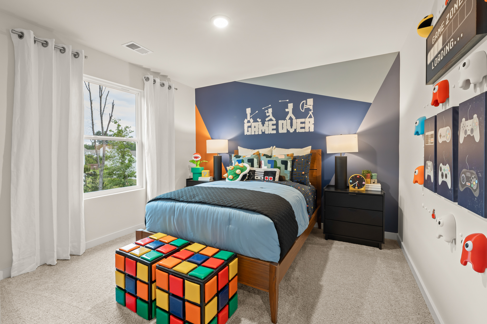 A bedroom with a bed and a desk.