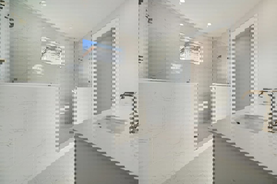 A bathroom with a sink and a mirror.