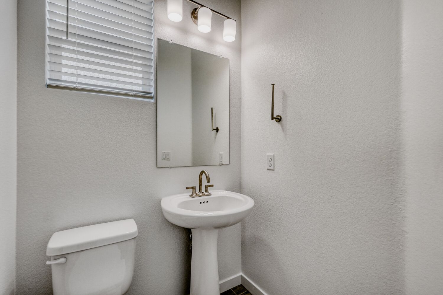 A bathroom with a sink and mirror.