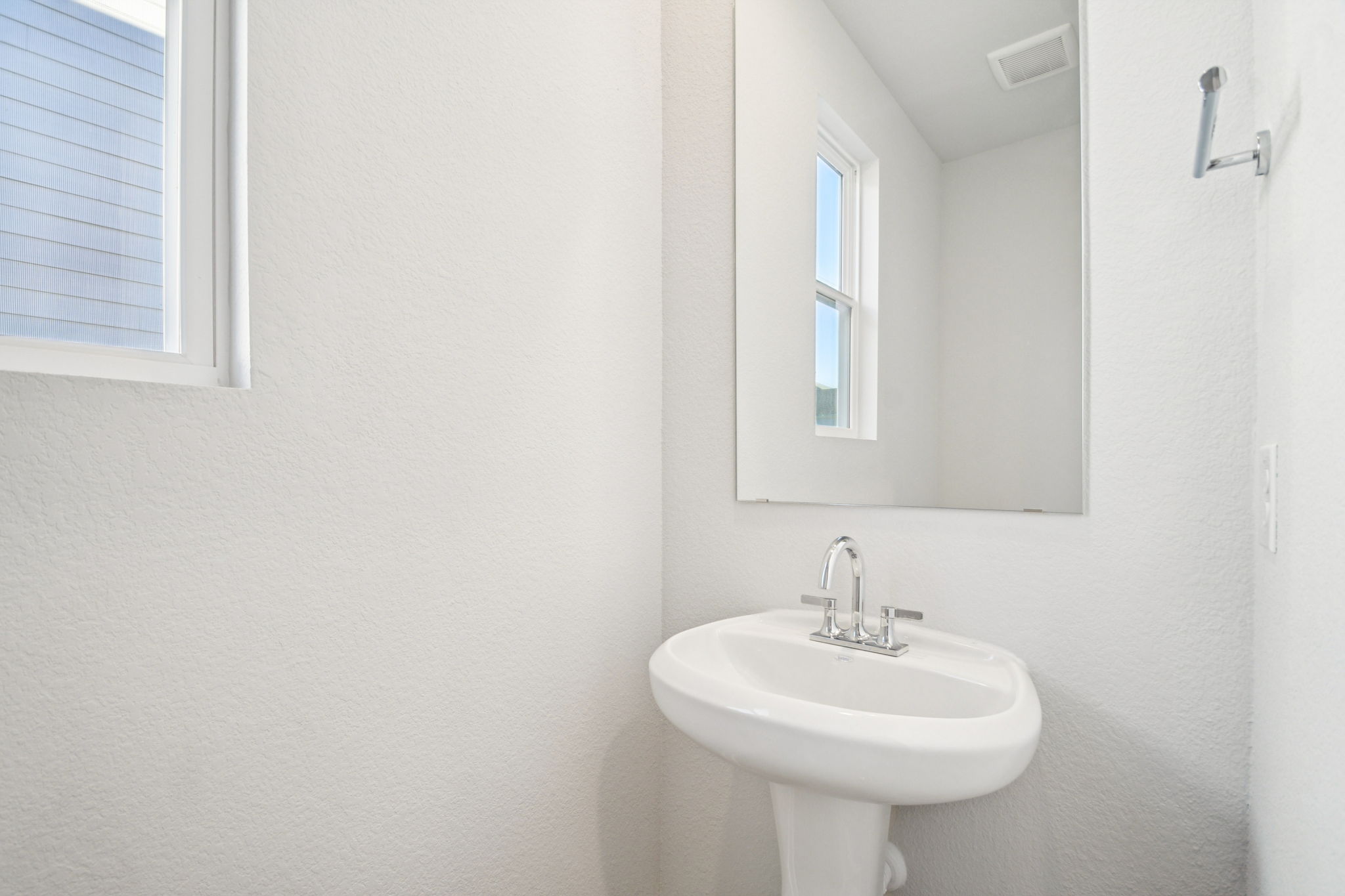 A bathroom with a sink and mirror.