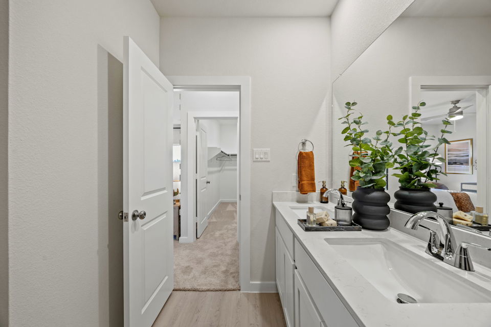 A bathroom with a sink and a mirror.