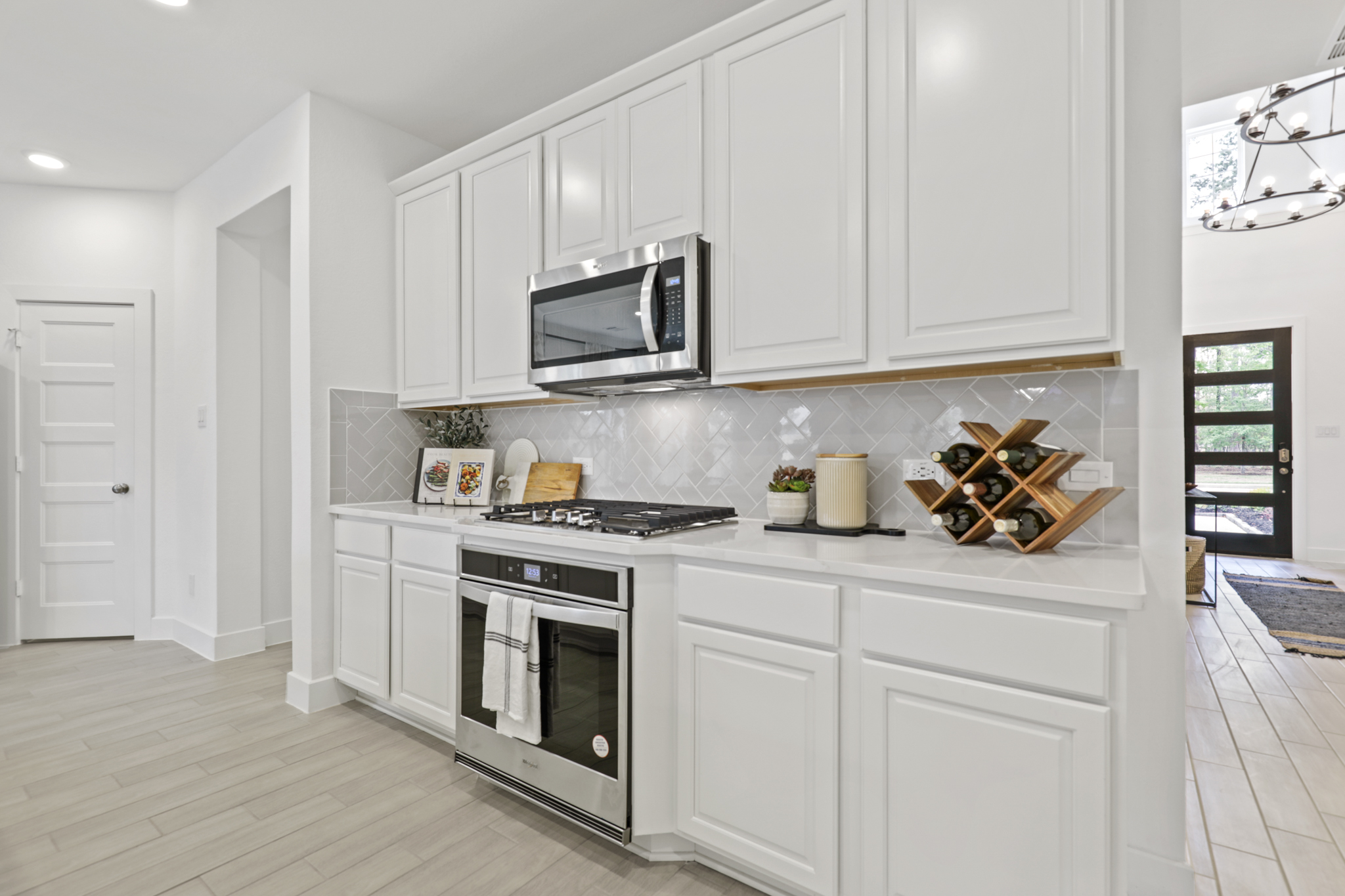 A kitchen with white cabinets.