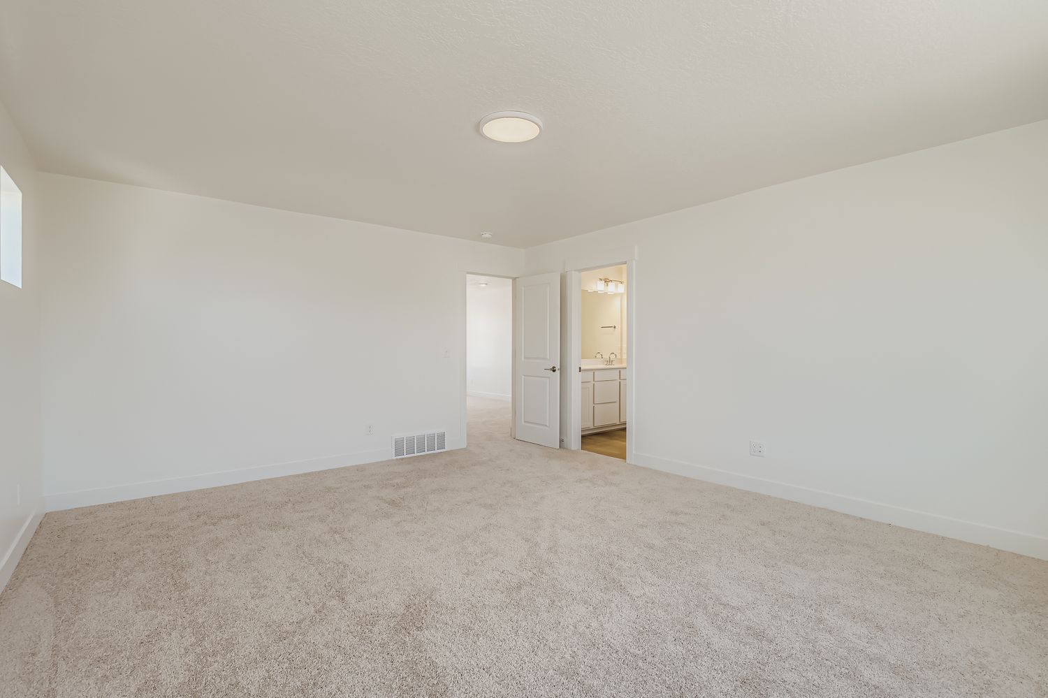 A room with carpet and a carpet.