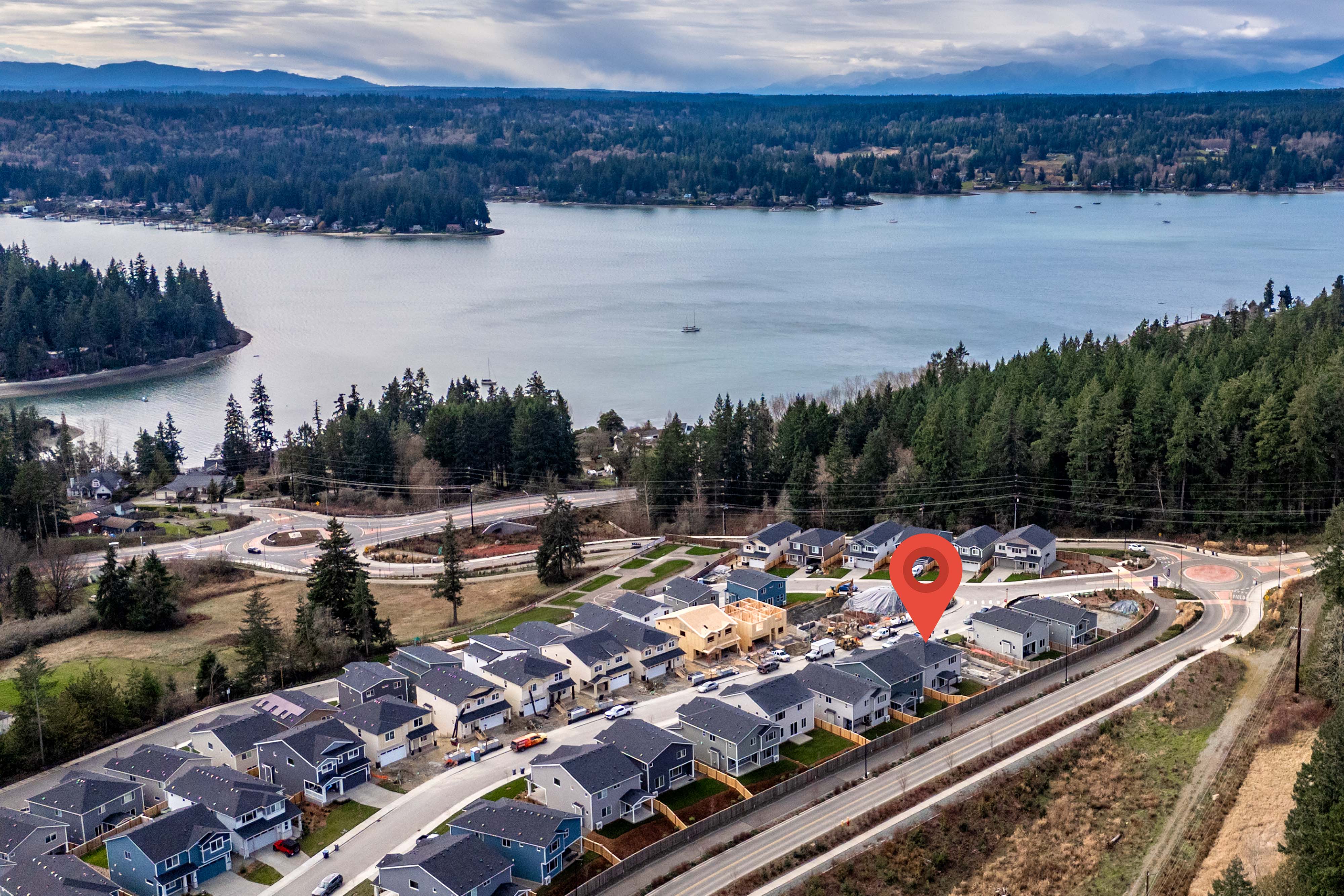 A group of houses next to a lake.
